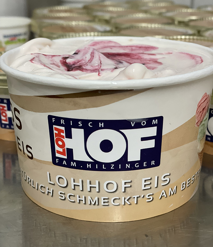 Bauernhofeis vom Lohhof wird aus eigener frischer Milch und frischer Sahne hergestellt.